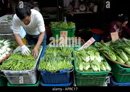 Un kiosque de légumes au marché de Canton Road Kowloon Hong Kong Banque D'Images
