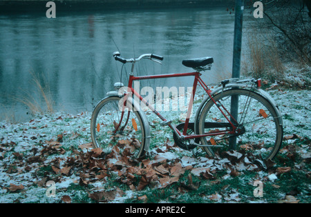 Location stationné dans la première neige à côté du Danube à Regensburg Allemagne Bavière Banque D'Images