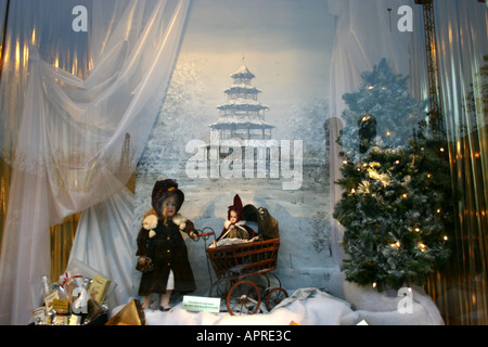 Décoration de Noël sentimentale en vitrine à l'église Notre Dame en raison de Bavière Munich Allemagne Banque D'Images