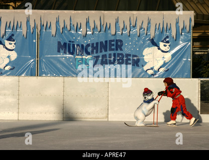 Petite fille patinoire patinoire de Munich sur la place Karlsplatz Stachus ours Allemagne Bavière Banque D'Images