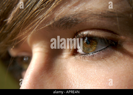 Des yeux marron ou noisette yeux d'une femme close up Banque D'Images