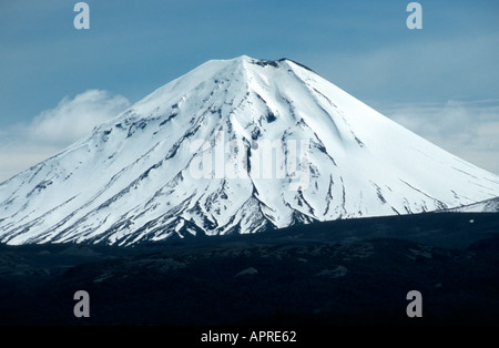 Mt Ngauruhoe enneigées le volcan conique parfait Parc National de Tongariro Île du Nord Nouvelle-zélande Banque D'Images