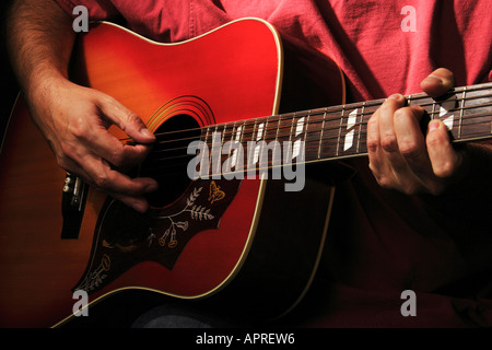 Un homme jouant de la guitare acoustique. Banque D'Images