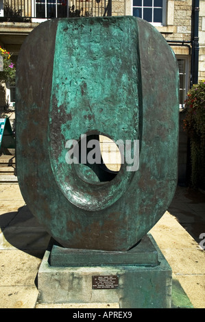 Le duel ' form' bybarbara hepworth en dehors de la sculpture à st guildhall.ives, Cornwall, Angleterre Banque D'Images