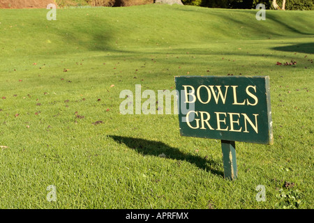 Un panneau vert en bois peint Bowls Green sur pelouse en hiver à West Dean Gardens, Sussex, Angleterre, Royaume-Uni Banque D'Images