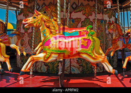 Un traditionnel merry go round fairground ride à Southport, Angleterre Banque D'Images