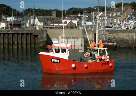 Un bateau de pêche de quitter le port de padstow à Cornwall, Angleterre Banque D'Images