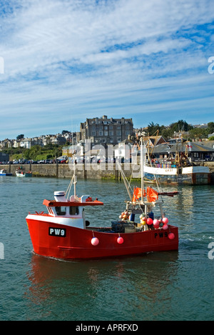 Un bateau de pêche de quitter le port de padstow à Cornwall, Angleterre Banque D'Images