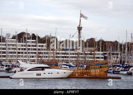 Une Princesse moderne motor yacht, à côté de la réplique de la 15e siècle Matthew ship Banque D'Images