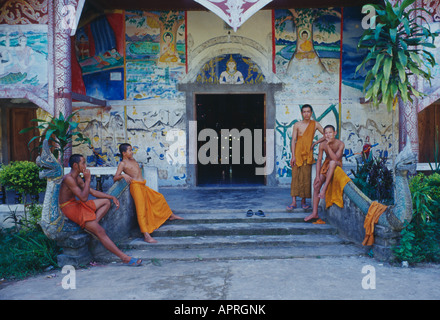 Les moines bouddhistes à l'extérieur de temple, Luang Namtha, Laos Banque D'Images