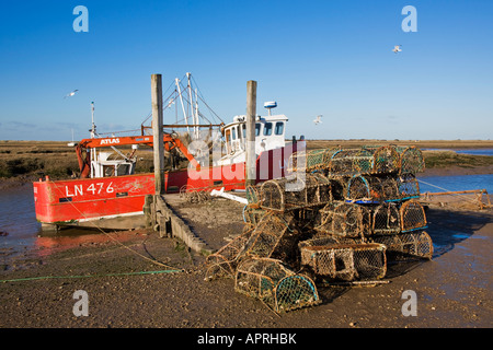 Bateau de pêche du crabe en attente de la marée North Norfolk UK Banque D'Images