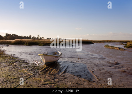 Bateau solitaire couché au repos à marée basse, côte nord du comté de Norfolk, UK , Banque D'Images