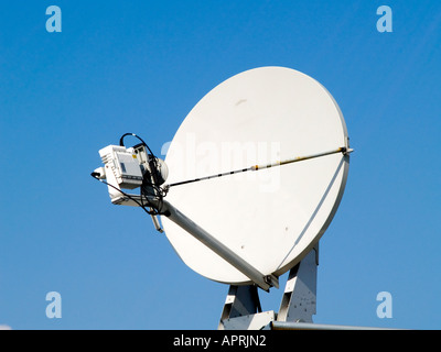 La transmission par satellite plat sur le toit d'un bus de diffusion extérieure de la BBC Banque D'Images