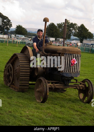 Un Fordson E27N moitié suivi vintage tracteur au salon de l'agriculture 2006 Shérif devient Banque D'Images