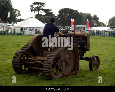 Un Fordson E27N moitié suivi vintage tracteur au salon de l'agriculture 2006 Shérif devient Banque D'Images