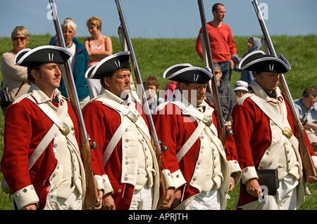 Les Royal Marines de 1770 répromulguer les soldats de l'armée dans la période Costume uniforme à Whitby North Yorkshire Angleterre Royaume-Uni GB Grande-Bretagne Banque D'Images