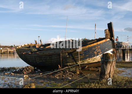 Vieux bateau avec la peinture écaillée sur elle mored sur les rives du port Banque D'Images