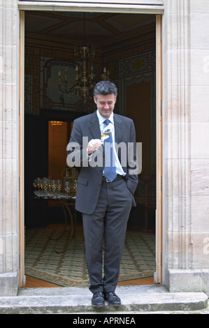 Jean-Marc Lallier-Deutz de la famille Deutz, directeur de la société holding de dégustation d'un verre de champagne à l'extérieur de la salle de dégustation de Champagne Deutz à Aÿ, vallée de la Marne, Champagne, Marne, Ardennes, France Banque D'Images