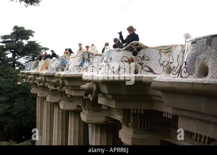 La foule dans le Parc Guell Barcelone Espagne Banque D'Images