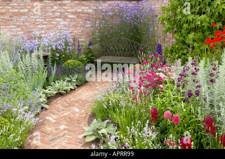 Flower Show Tatton brique herringbone Chemin de jardin avec banc en fer Banque D'Images