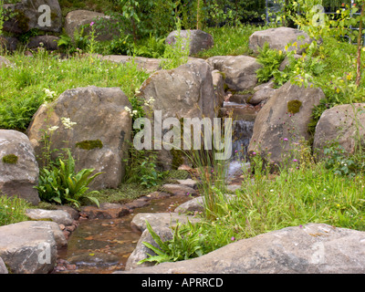 Tatton Flower Show cascade traversant le jardin naturel avec la plantation de Boulder Banque D'Images