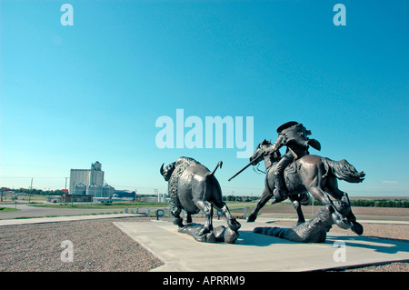 Statue de Buffalo Bill Cody abattre un buffle dans Kansas et Oakley est une destination dans le centre-ouest de l'Amérique USA US - héros pour certains Banque D'Images