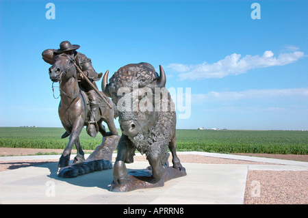 Statue de Buffalo Bill Cody abattre un buffle dans Kansas et Oakley est une destination dans le centre-ouest de l'Amérique USA US - héros pour certains Banque D'Images