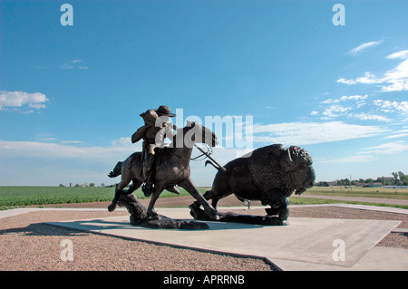 Statue de Buffalo Bill Cody abattre un buffle dans Kansas et Oakley est une destination dans le centre-ouest de l'Amérique USA US - héros pour certains Banque D'Images