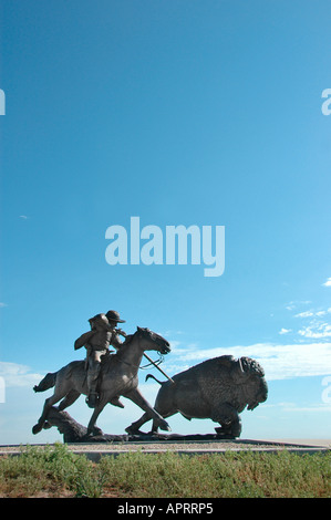 Statue de Buffalo Bill Cody abattre un buffle dans Kansas et Oakley est une destination dans le centre-ouest de l'Amérique USA US - héros pour certains Banque D'Images