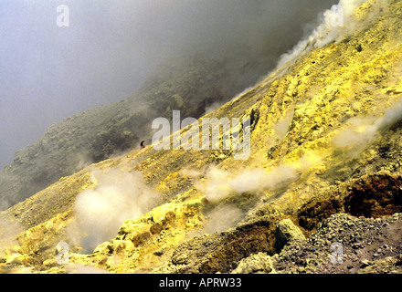 La collecte de l'homme du côté de soufre d'un volcan, Java, Indonésie Banque D'Images