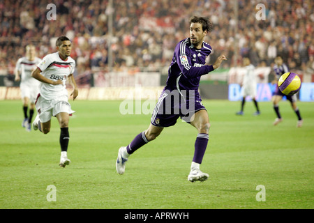 Van Nistelrooy poursuivi par Alves. Banque D'Images