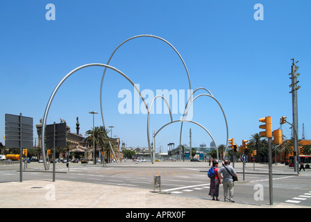 Sculpture tubulaire en acier inoxydable au rond-point et aux intersections de la place les Drassanes, à proximité du port de Barcelone Catalogne Espagne Europe UE Banque D'Images