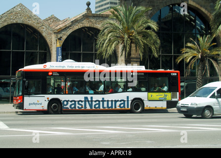 Passagers visibles et assis dans le bus de transport public 'GAS Natural' à un seul pont alimenté par gaz naturel Thermo King air conditionné Barcelone Espagne UE Banque D'Images