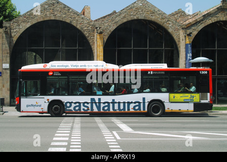 Passagers visibles et assis dans le bus de transport public 'GAS Natural' à un seul pont alimenté par gaz naturel Thermo King air conditionné Barcelone Espagne UE Banque D'Images