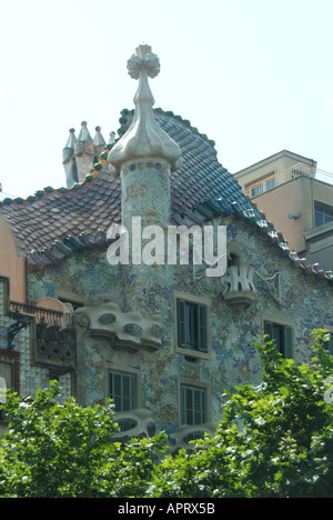 Barcelone Casa Batllo close up de cheminées et revêtement de toiture par l'architecte Antoni Gaudi Espagne Banque D'Images