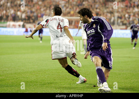 Alves et Van Nistelrooy. Banque D'Images