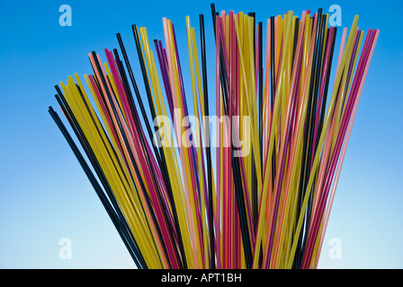 Les tubes de couleur sangria dans le ciel Banque D'Images