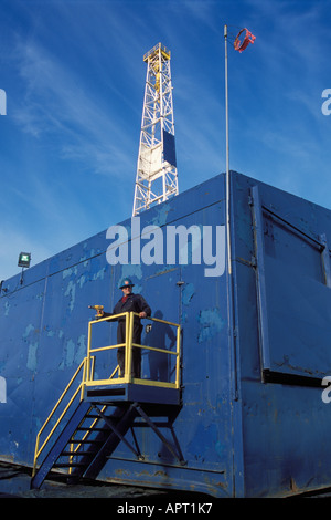 Travailleur de l'huile à l'extérieur d'un appareil de forage dans la région de Prudhoe Bay North Slope côte arctique de l'Alaska Banque D'Images