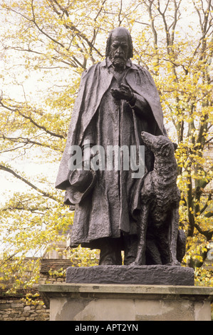 Tennyson Statue Monument Cathédrale de Lincoln cimetière tombe chien bronze Seigneur Alfred Lincolnshire England UK English poet poèmes Banque D'Images