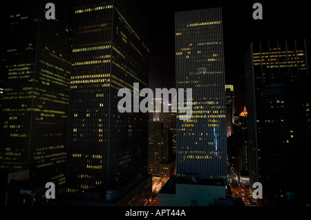 Vue nocturne de gratte-ciel de midtown Manhattan à New York USA Décembre 2004 Banque D'Images