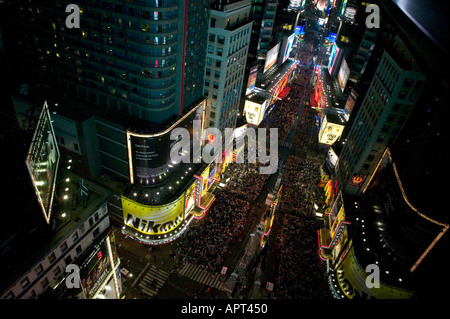 Vers le bas à Times Square à New York, USA sur Réveillon Décembre 2004 Banque D'Images
