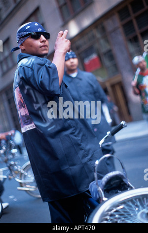 Membre de gang Latino avant de poser à New York United States Septembre 2004 Banque D'Images