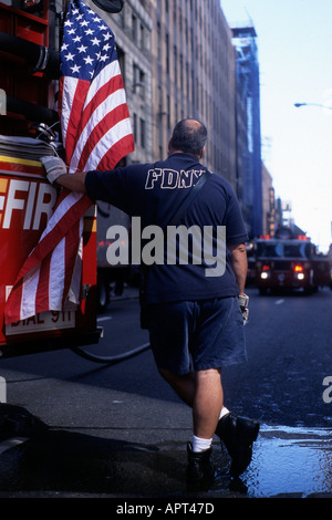 FDNY firefighter se distingue par un incendie moteur en New York City USA Septembre 2004 Banque D'Images