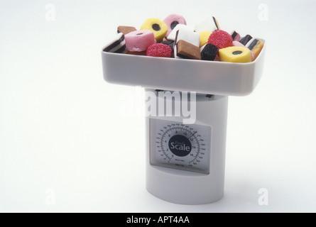 Bonbons assortis sur l'échelle de l'alimentation Banque D'Images
