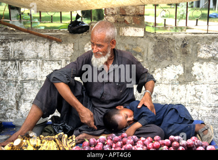 Islamabad Pakistan montagnes Himalaya Himalaya mountain range tribus autochtones locaux nation tribu native nations boy père Banque D'Images