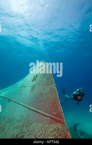 Sous-marin Plongeur Femme à Alama B naufrage près de Cat Cay Bahamas Banque D'Images