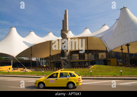 La gare centrale de Sofia et un taxi au premier plan, la Bulgarie Banque D'Images