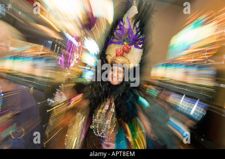 Femme habillés en costume de Mardi Gras casino avec machines à sous en arrière-plan Banque D'Images