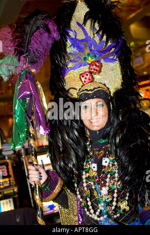 Femme habillés en costume de Mardi Gras casino avec machines à sous en arrière-plan Banque D'Images