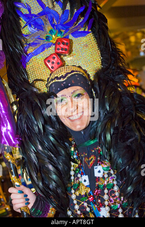 Femme habillés en costume de Mardi Gras casino avec machines à sous en arrière-plan Banque D'Images